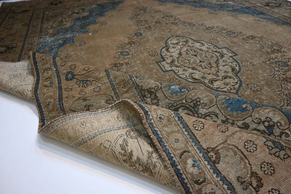 Aurelion  9’6” × 12’7”