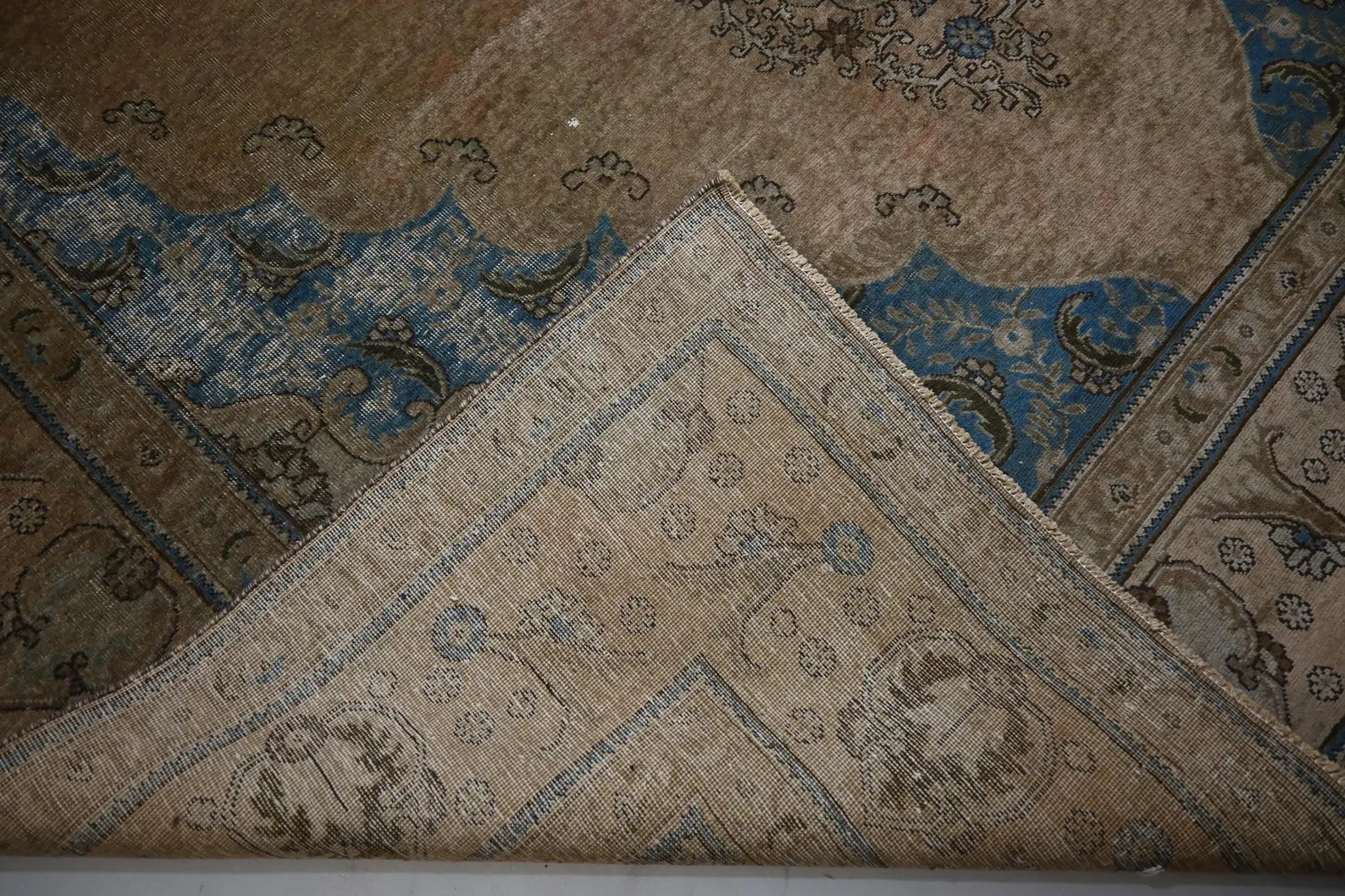 Aurelion  9’6” × 12’7”