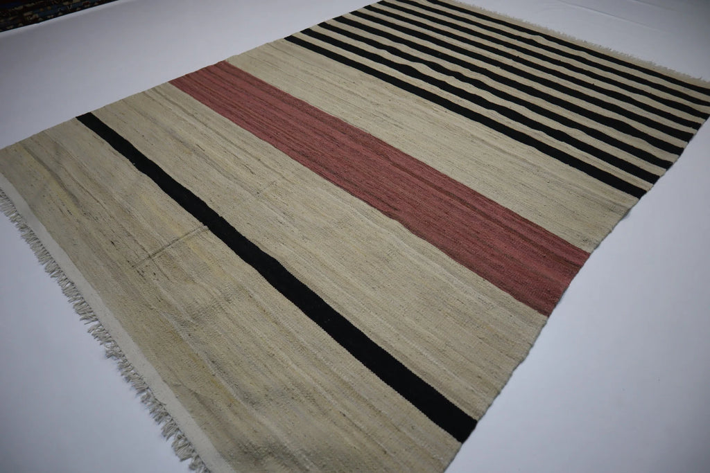 Stripea 4’11” × 6’11”