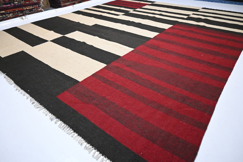 Stravik 8'3" × 9'10"