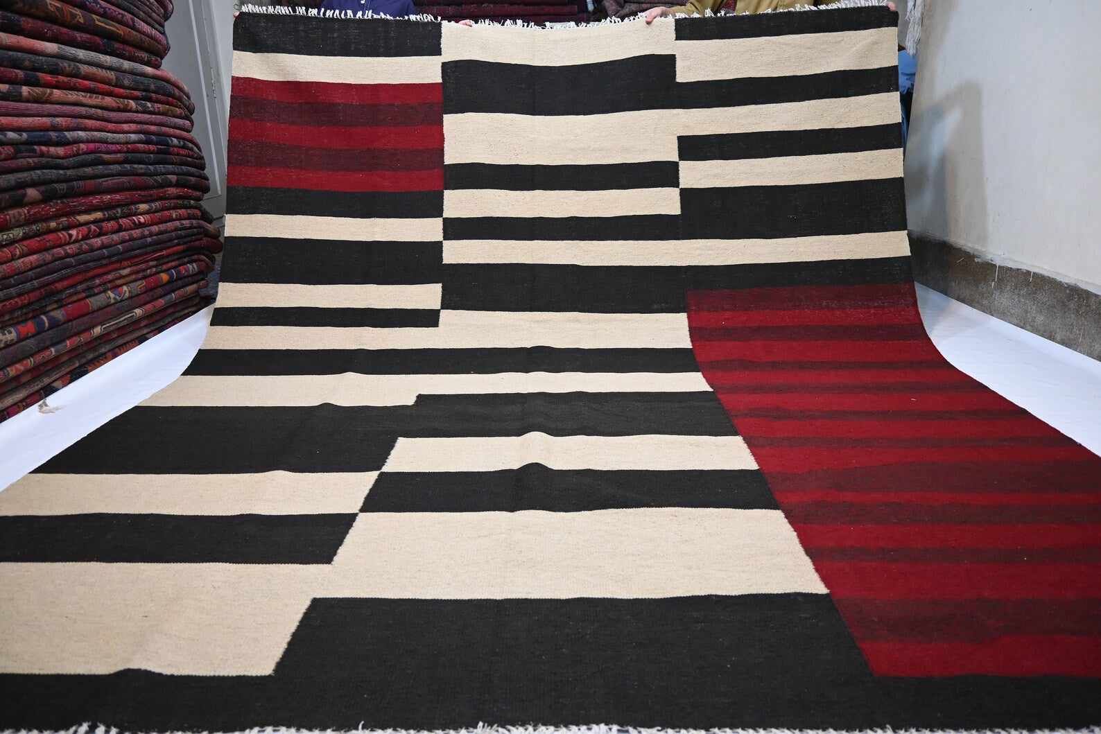 Stravik 8'3" × 9'10"