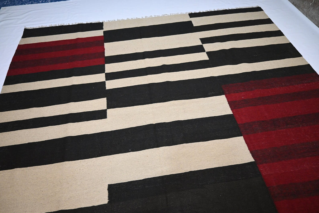 Stravik 8'3" × 9'10"