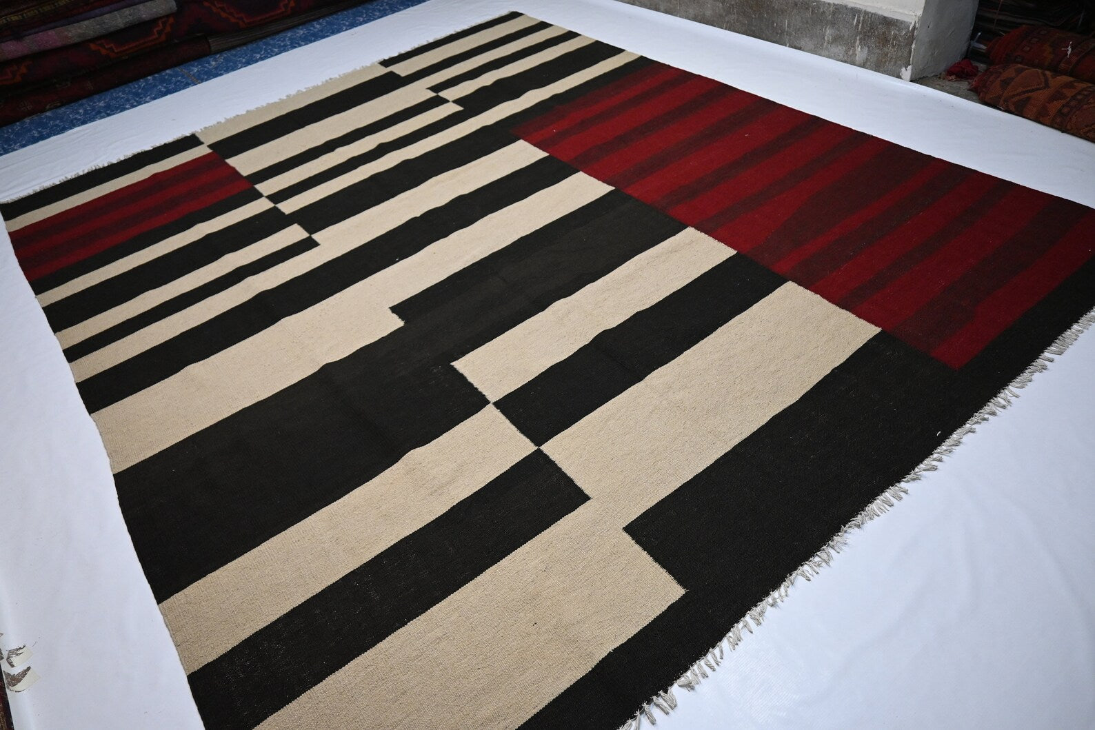 Stravik 8'3" × 9'10"