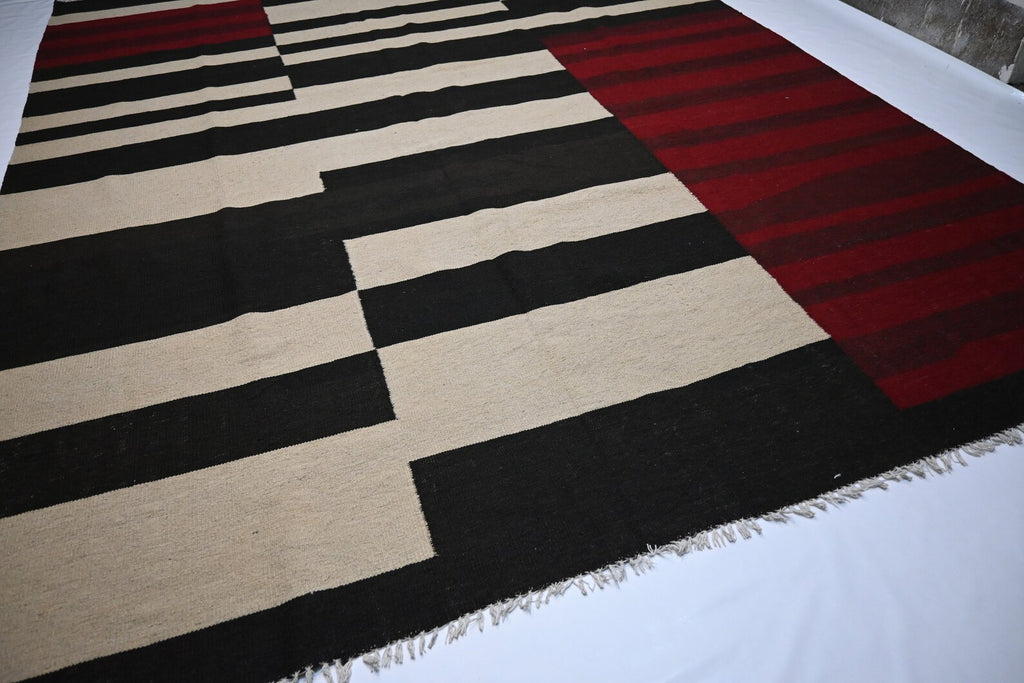 Stravik 8'3" × 9'10"