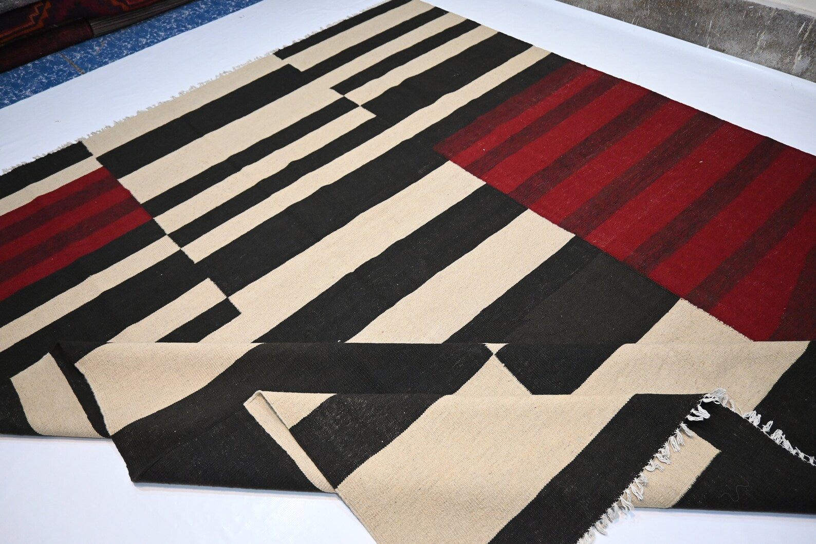 Stravik 8'3" × 9'10"