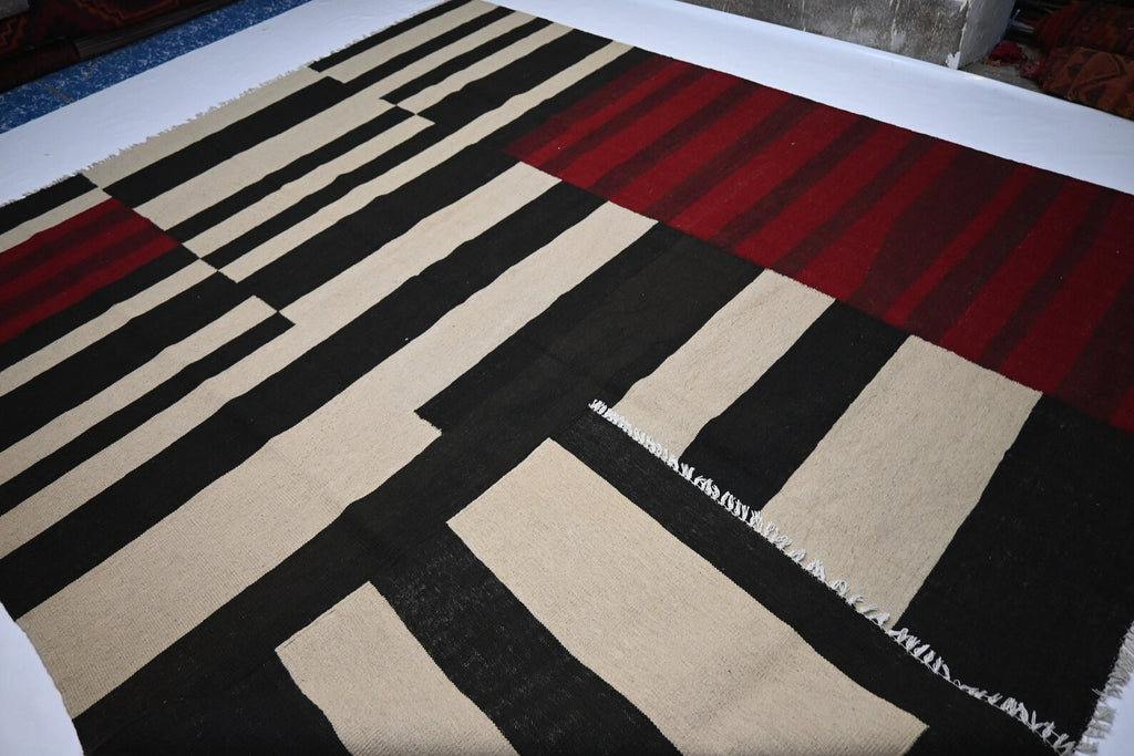 Stravik 8'3" × 9'10"