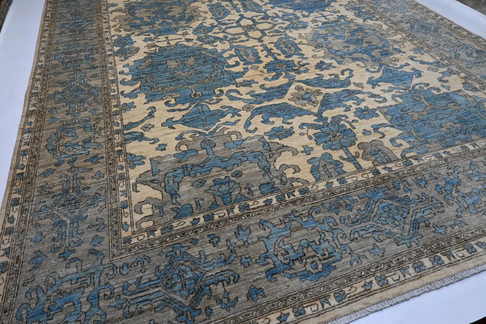 Selvir 8’10” × 12’2”