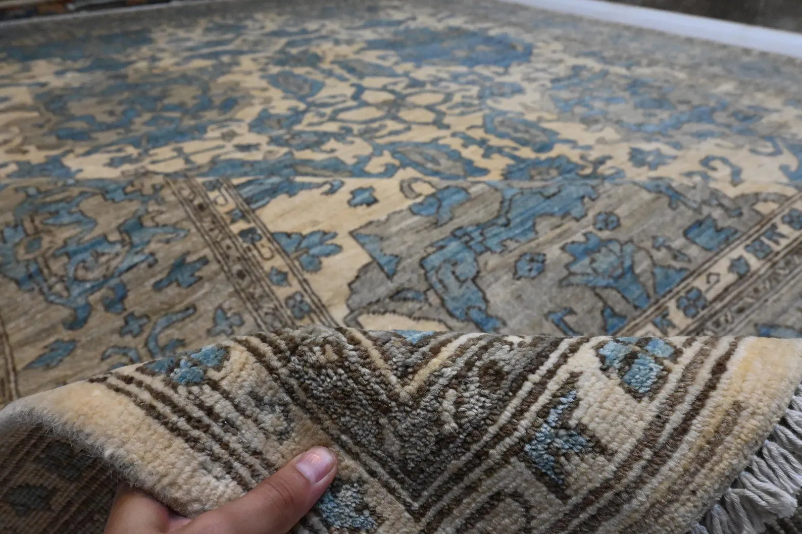 Selvir 8’10” × 12’2”