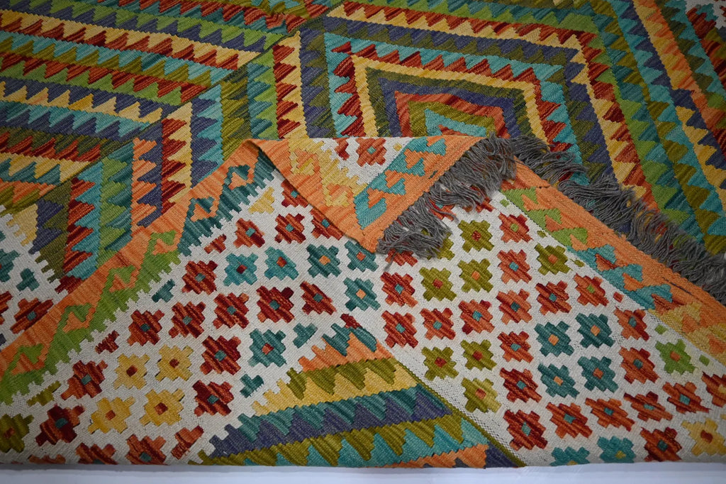 Merava 6’8” × 9’2”