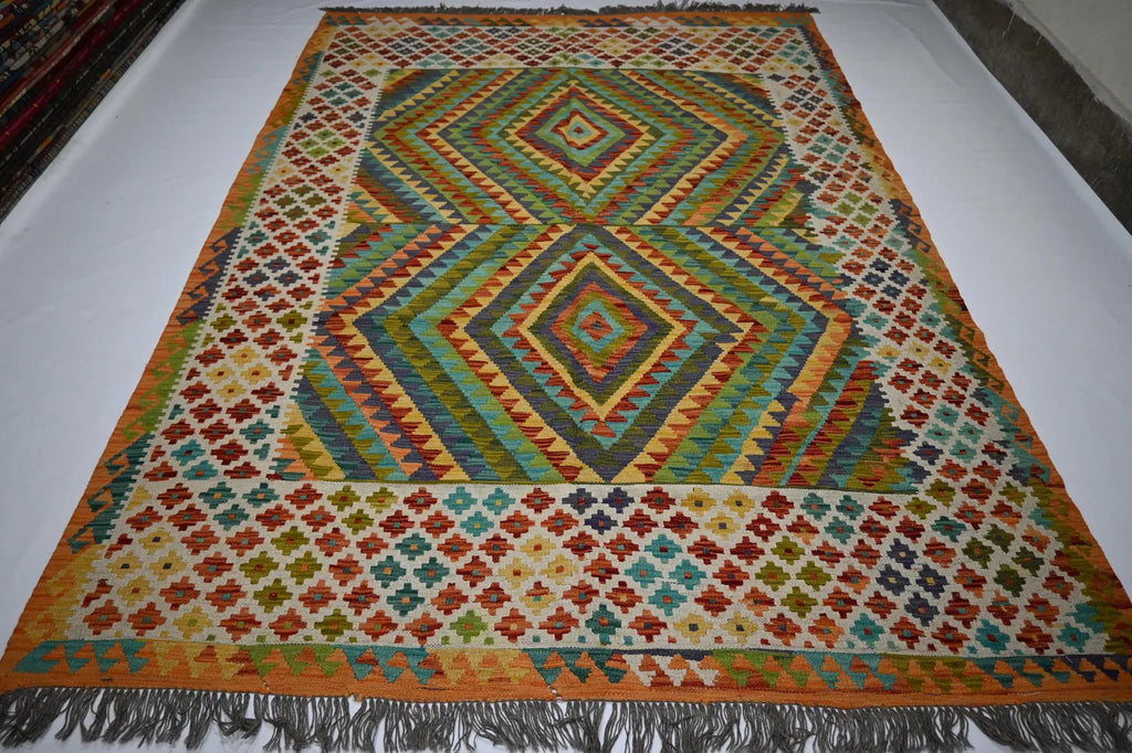 Merava 6’8” × 9’2”