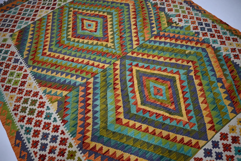 Merava 6’8” × 9’2”