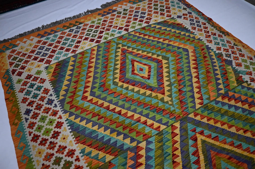 Merava 6’8” × 9’2”