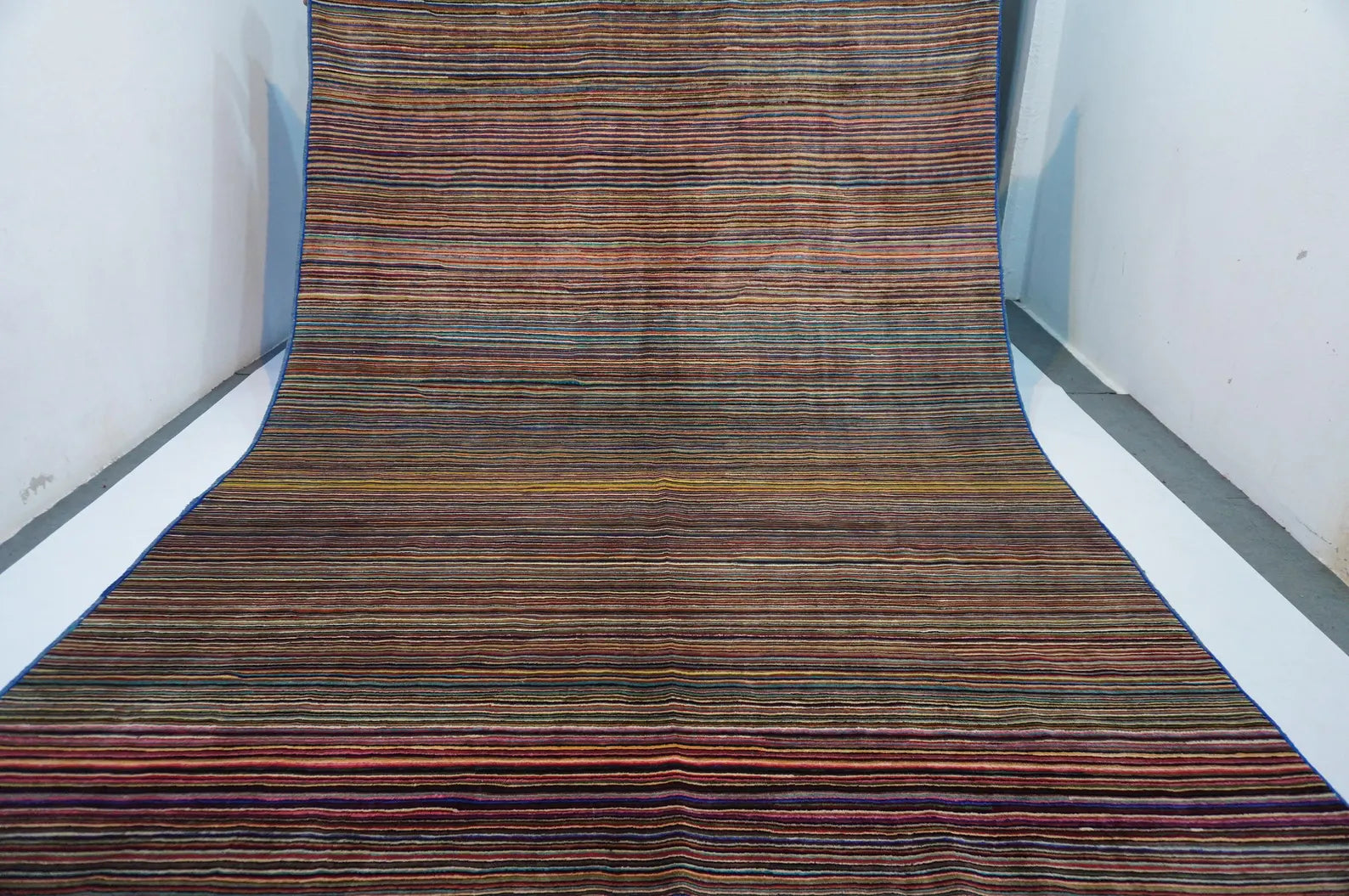 Lineora  8'6" × 11'4"