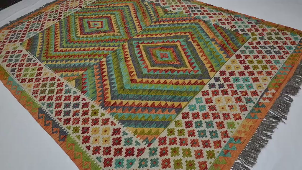 Merava 6’8” × 9’2”