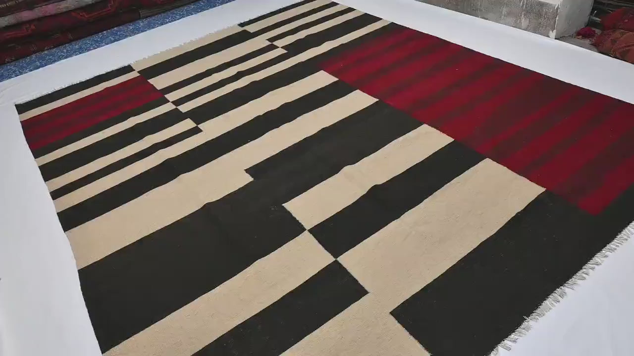 Stravik 8'3" × 9'10"