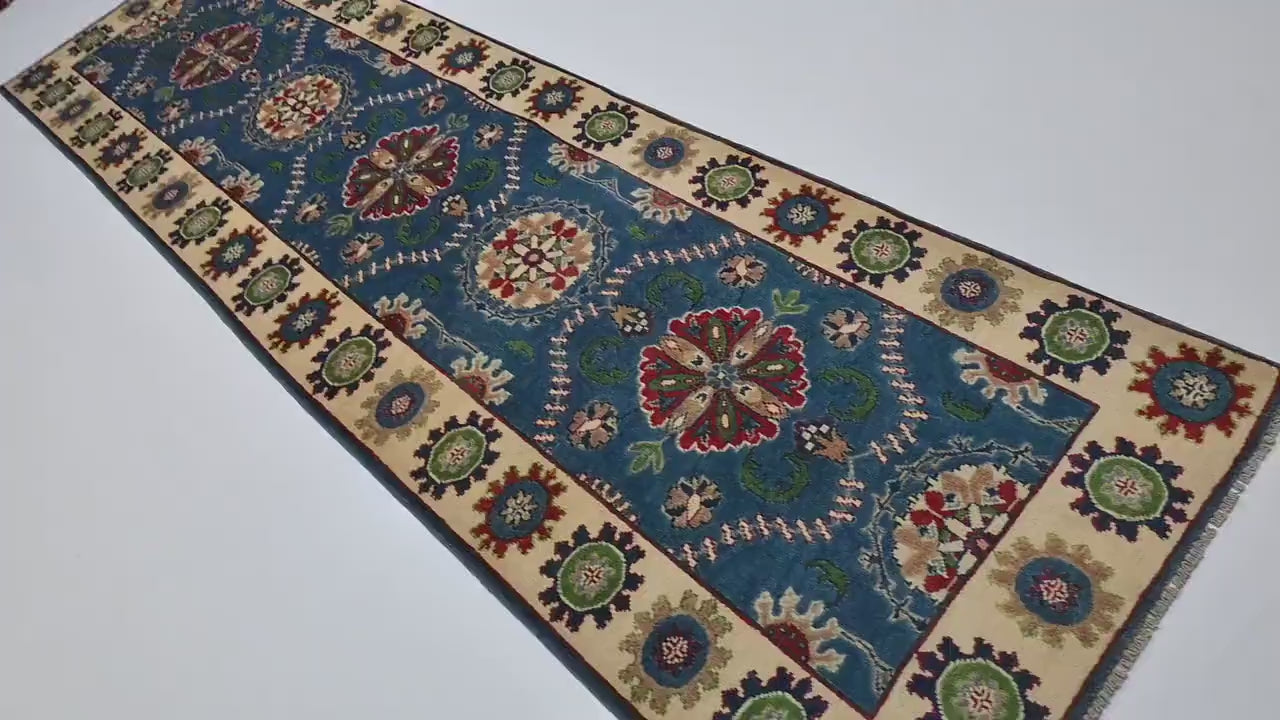 Navaira 2'9" × 9'9"